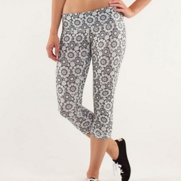 SOLD Lululemon Wunder Under Crop Leggings in Twiggy Floral Nimbus Size 4 - Picture 2 of 8